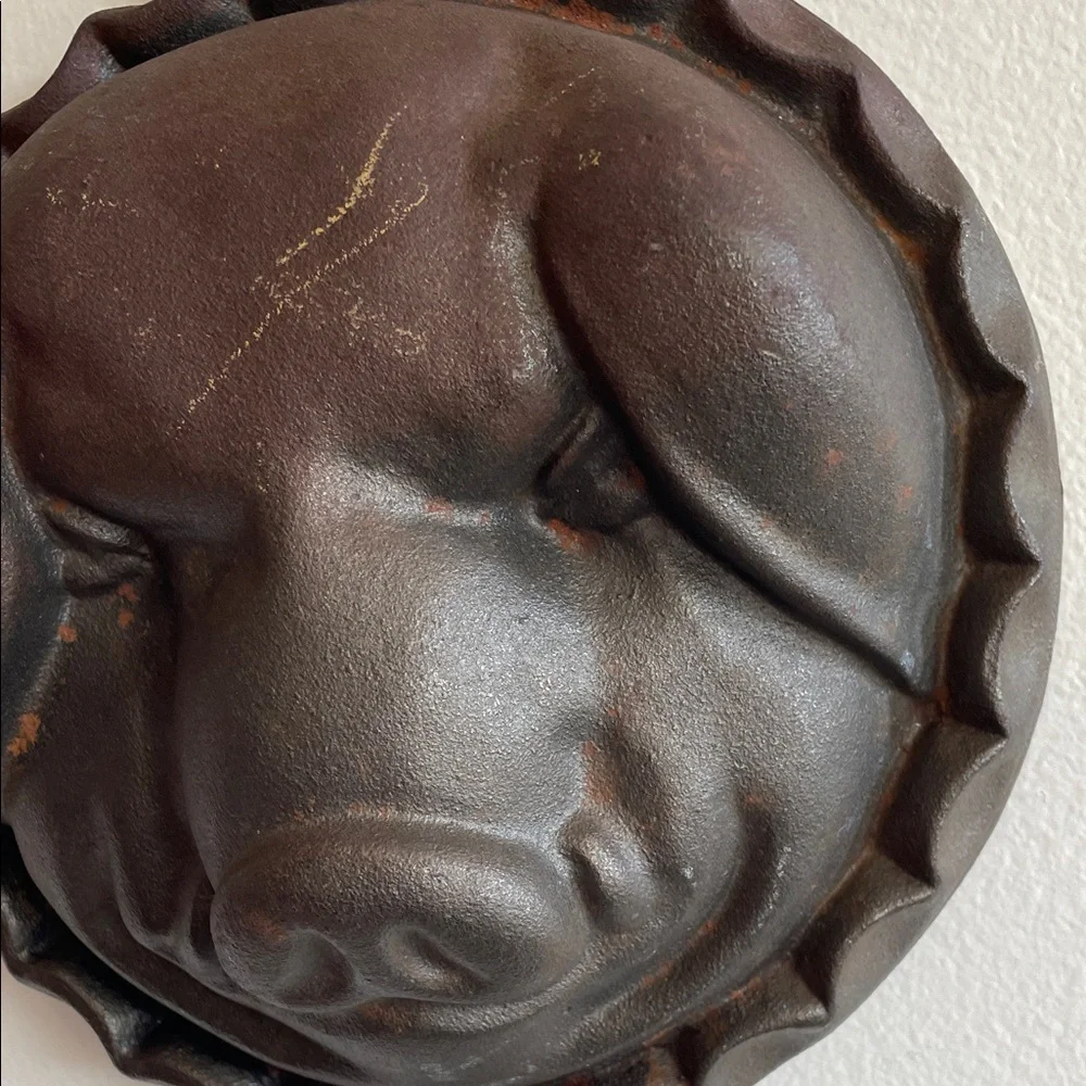 VINTAGE Rustic Cast Iron Pig Head Mold Baking Pan
